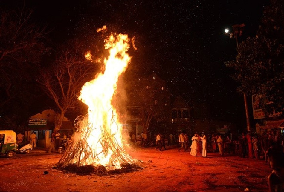 होलिका दहन पर भूलकर भी न करें ये गलती 5