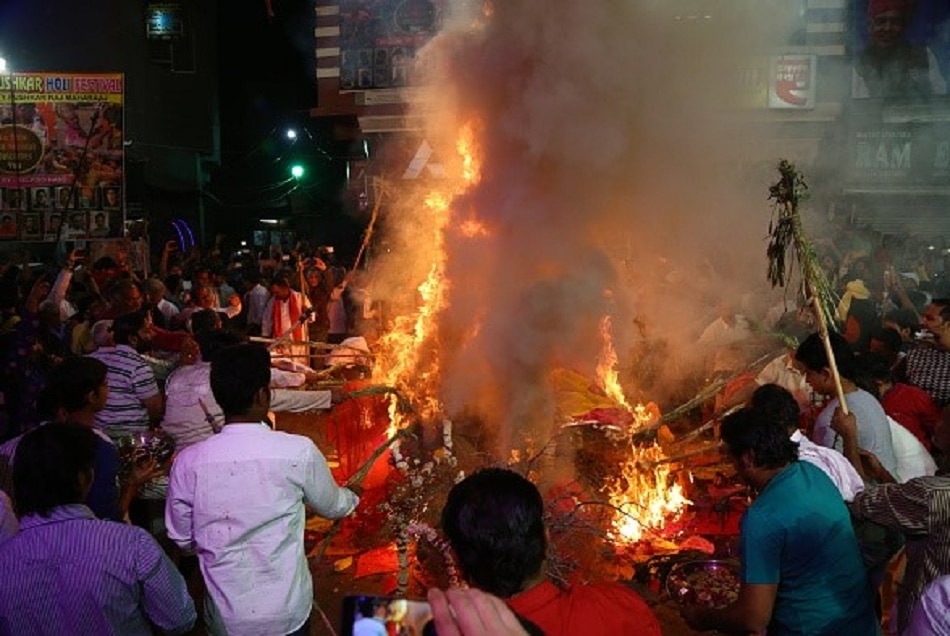 होलिका दहन पर भूलकर भी न करें ये गलती 3