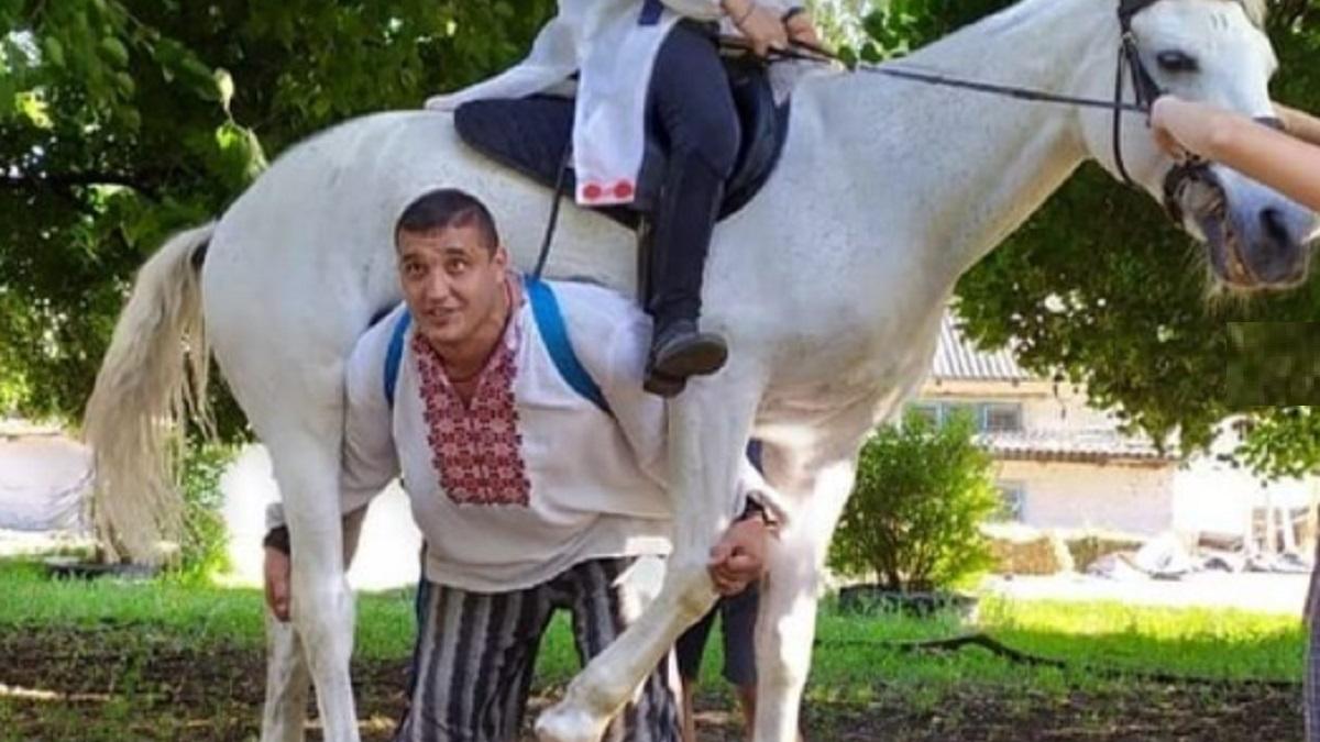 घोड़े को अपने कंधे पर उठा लेता है ये शख्स, ताकत देख लोग हैरान