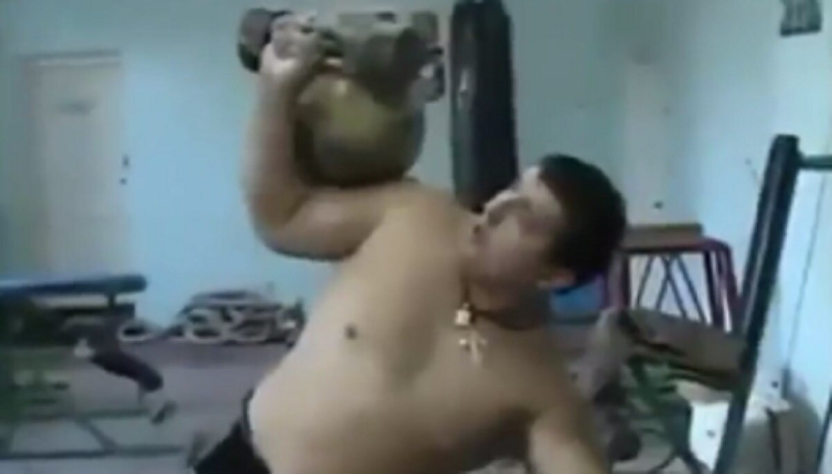 घोड़े को अपने कंधे पर उठा लेता है ये शख्स