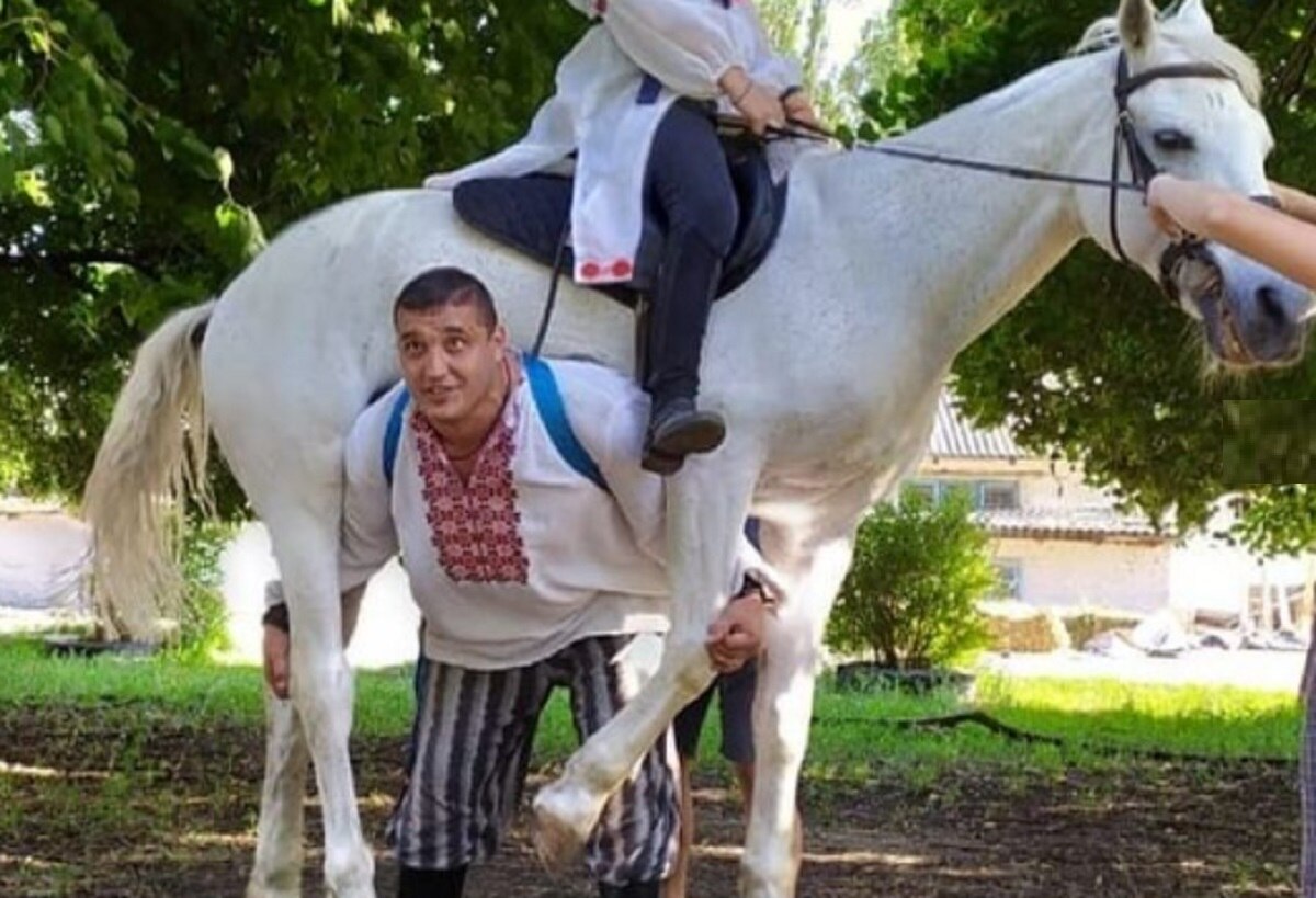 घोड़े को अपने कंधे पर उठा लेता है ये शख्स