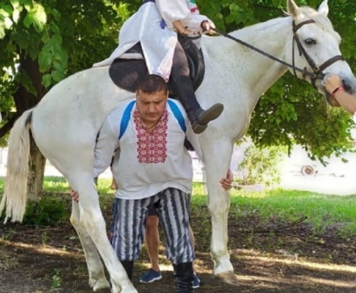 घोड़े को अपने कंधे पर उठा लेता है ये शख्स