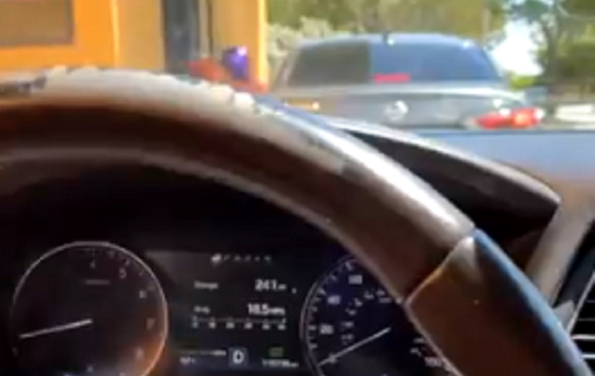 महिलाओं ने मिलकर होटल कर्मचारी पर बरसाए मुक्के