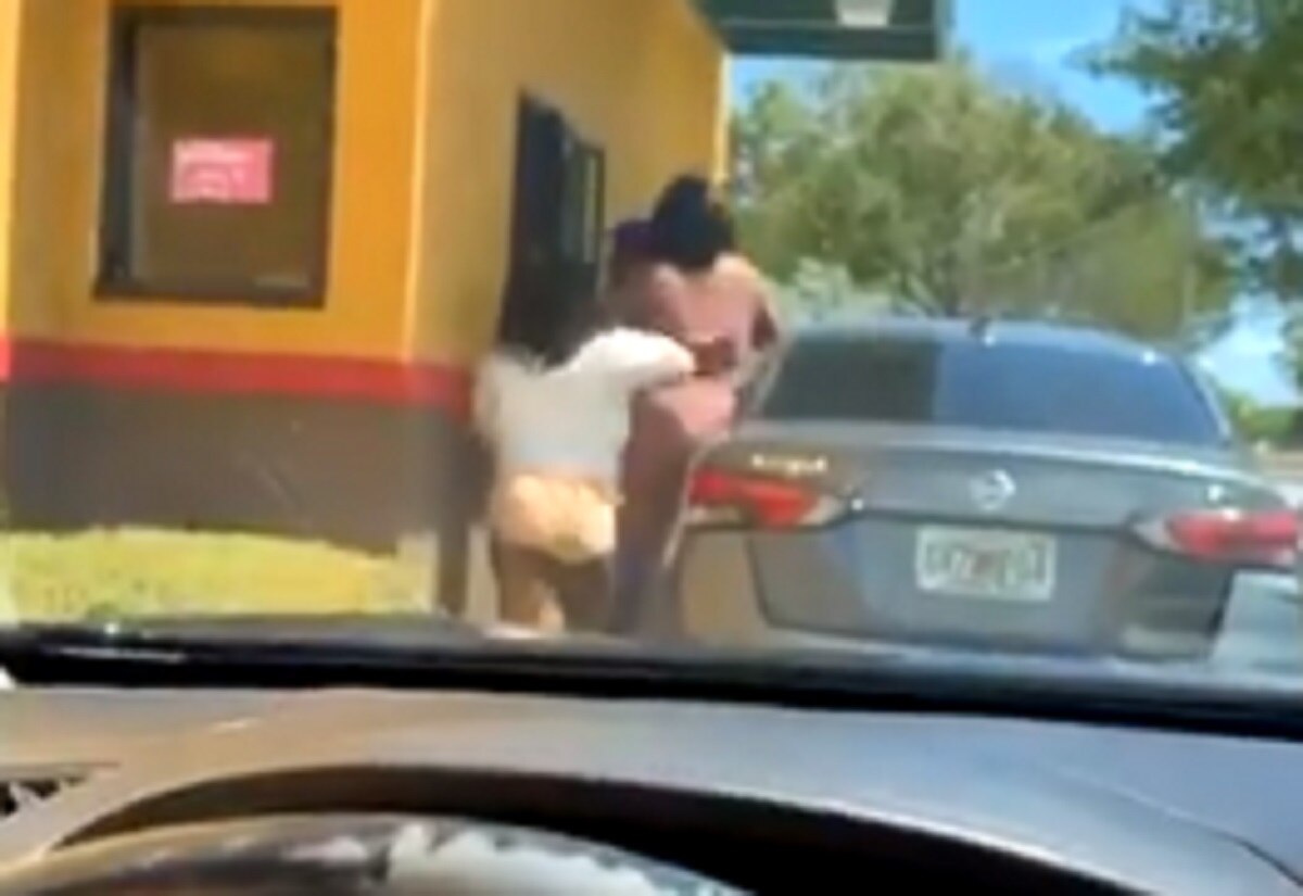 महिलाओं ने मिलकर होटल कर्मचारी पर बरसाए मुक्के