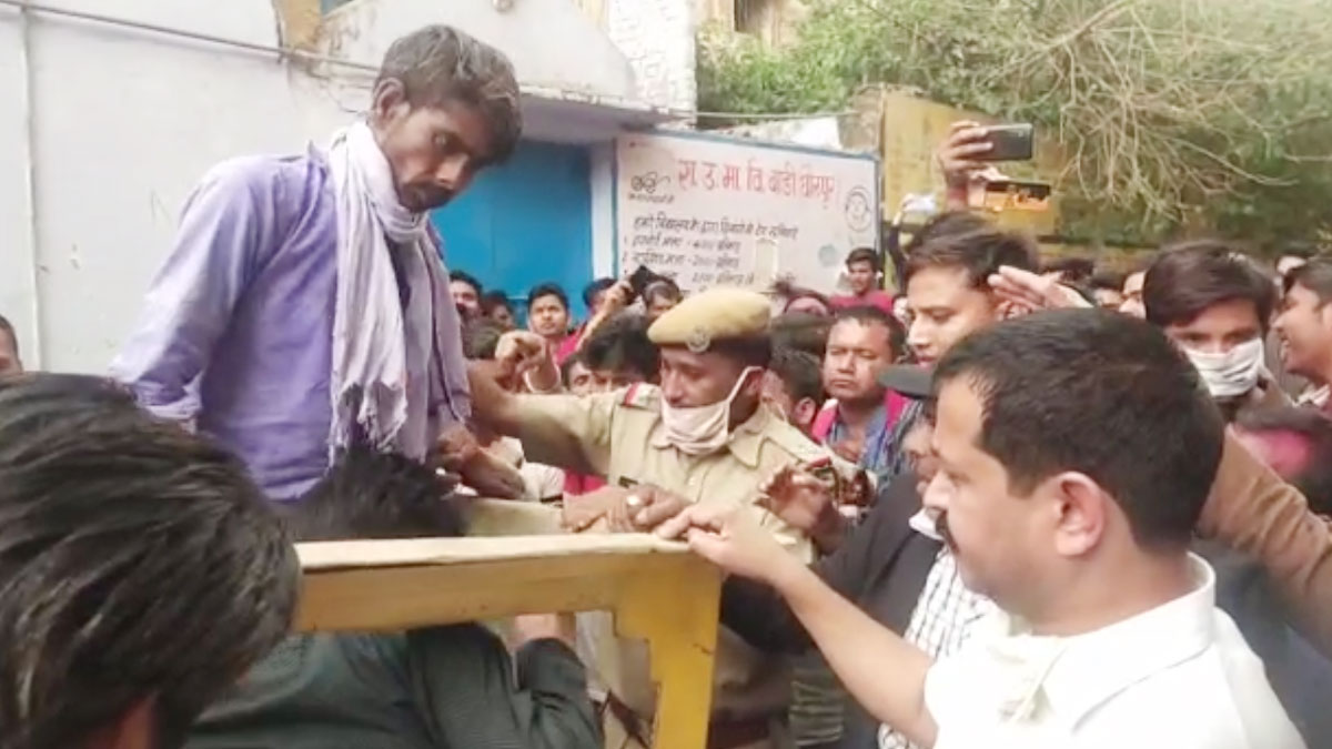 नाराज पत्नी को घर लाने के लिए 50 फीट ऊंचे पेड़ पर चढ़ा युवक