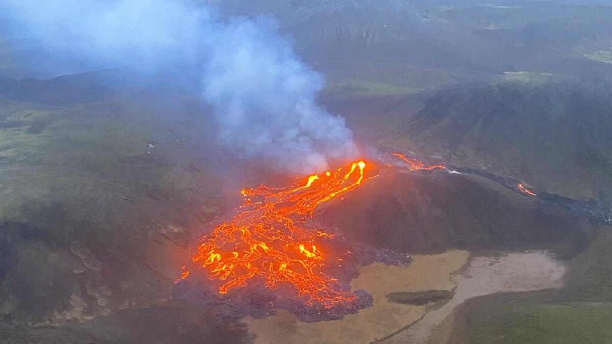 आइसलैंड के ज्वालामुखी में छह हजार साल में पहली बार हुआ विस्फोट, Photos
