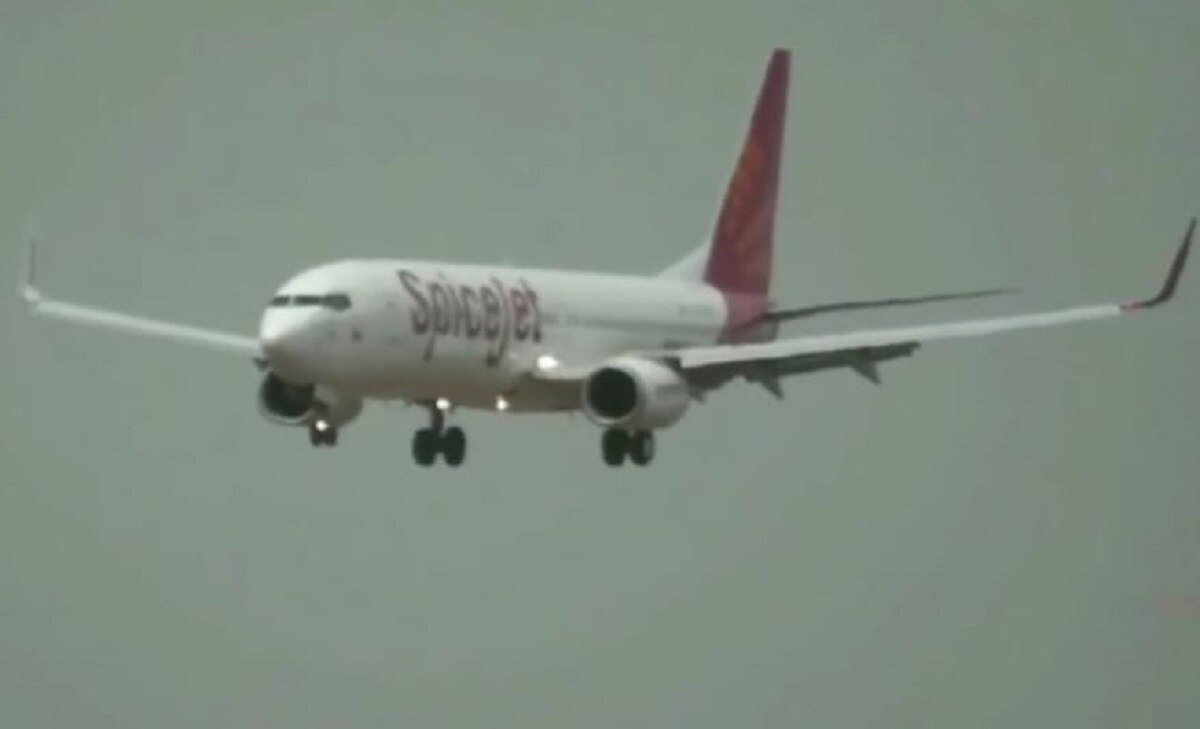 एक घंटे तक हवा में मंडराता रहा विमान