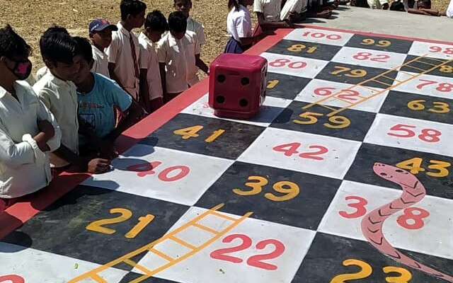 चबूतरे में ही बनवा द‍िया बड़ा से लूडो और सांप-सीढ़ी, लॉकडाउन के बाद बच्चों का स्कूल आने में नहीं रहा था इंटरेस्ट 