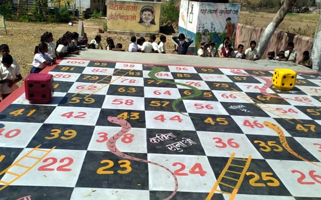 चबूतरे में ही बनवा द‍िया बड़ा से लूडो और सांप-सीढ़ी, लॉकडाउन के बाद बच्चों का स्कूल आने में नहीं रहा था इंटरेस्ट 