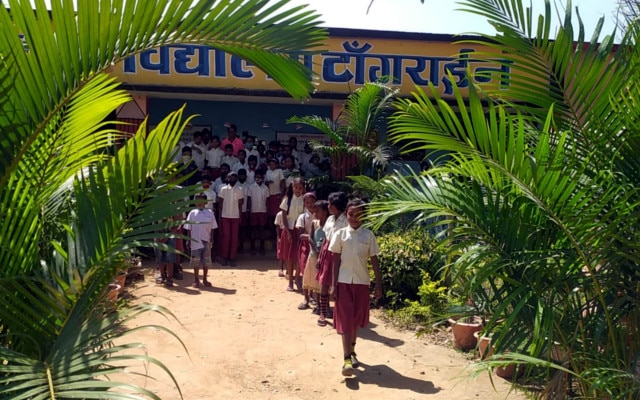 चबूतरे में ही बनवा द‍िया बड़ा से लूडो और सांप-सीढ़ी, लॉकडाउन के बाद बच्चों का स्कूल आने में नहीं रहा था इंटरेस्ट 