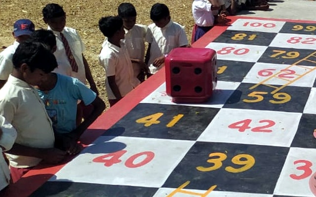 चबूतरे में ही बनवा द‍िया बड़ा से लूडो और सांप-सीढ़ी, लॉकडाउन के बाद बच्चों का स्कूल आने में नहीं रहा था इंटरेस्ट 