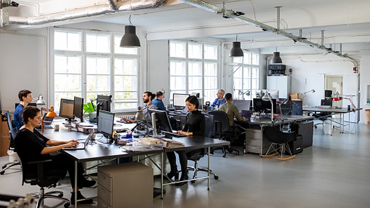 Japan Employees Salary cut leaving office Early 