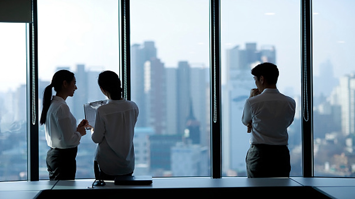 Japan Employees Salary cut leaving office Early 