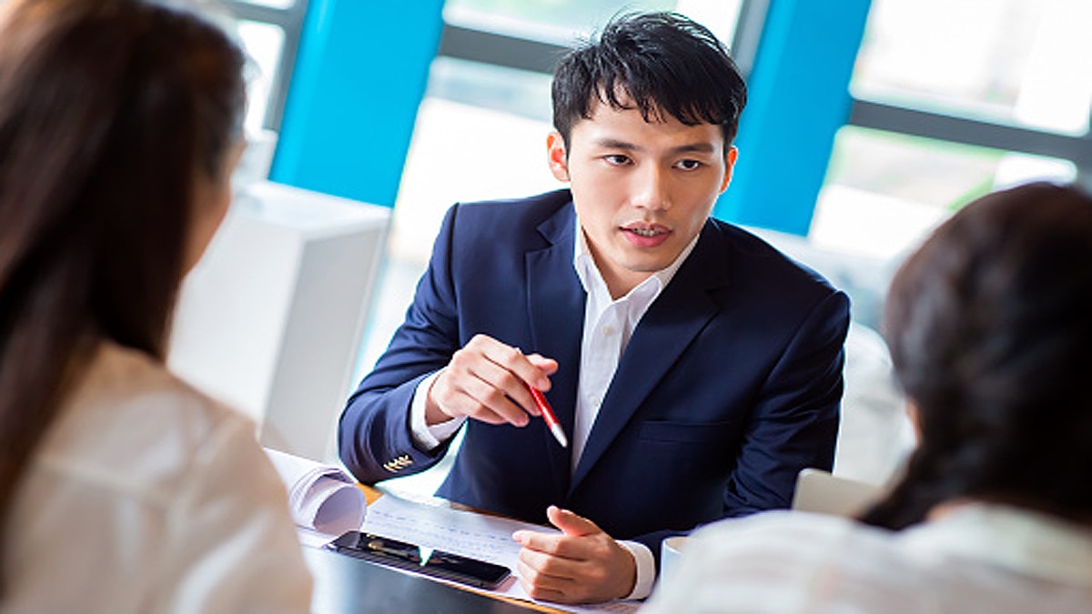 Japan Employees Salary cut leaving office Early 