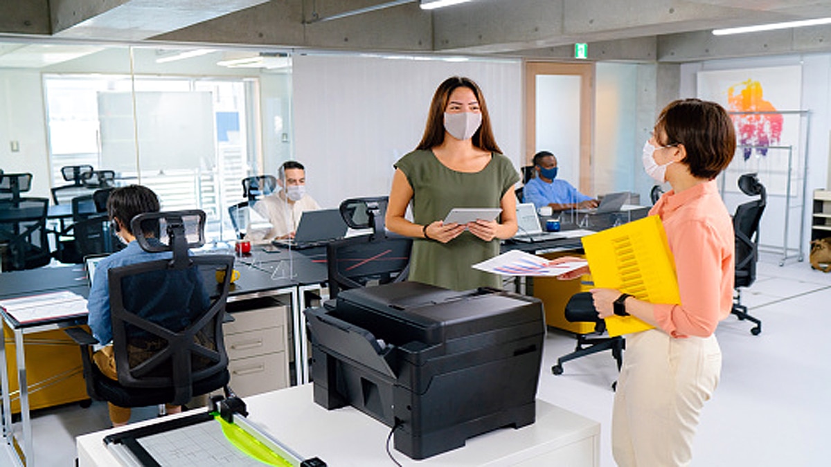 Japan Employees Salary cut leaving office Early 