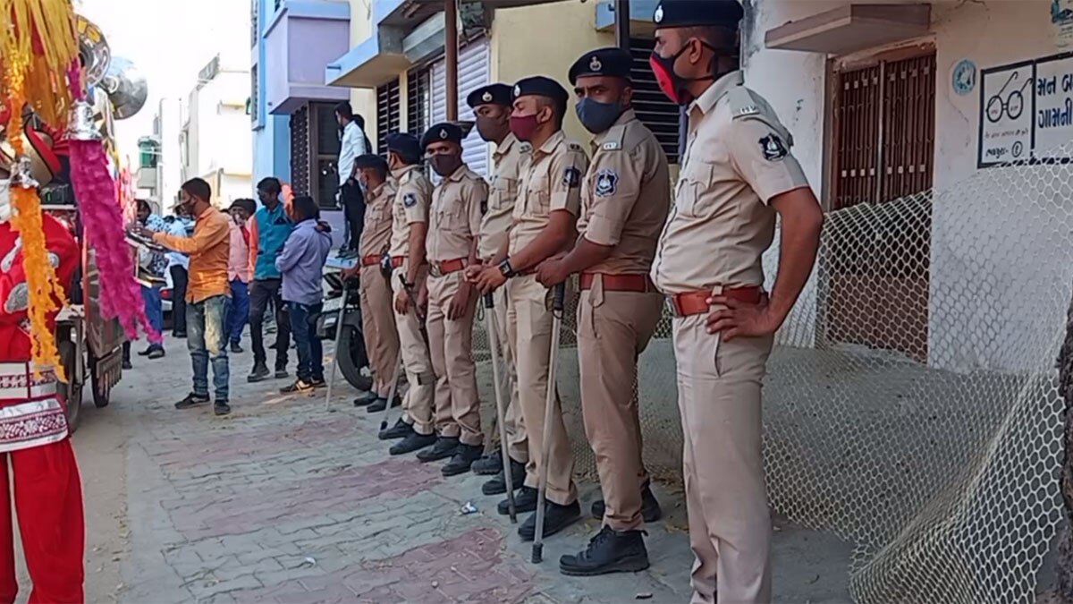 पुलिस सुरक्षा में दलित दूल्हा घोड़ी पर चढ़कर बारात लेकर निकला (फोटो- गोपी घांघर)