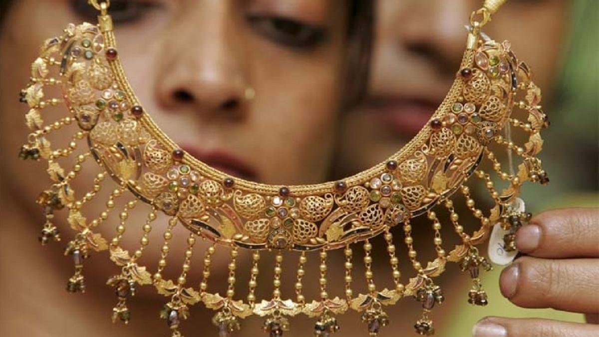 देवर की शादी में आए ज्यादा जेवर नाराज भाभी ने खाया जहर