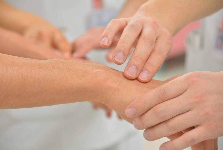 बालों, स्किन और नाखून पर असर