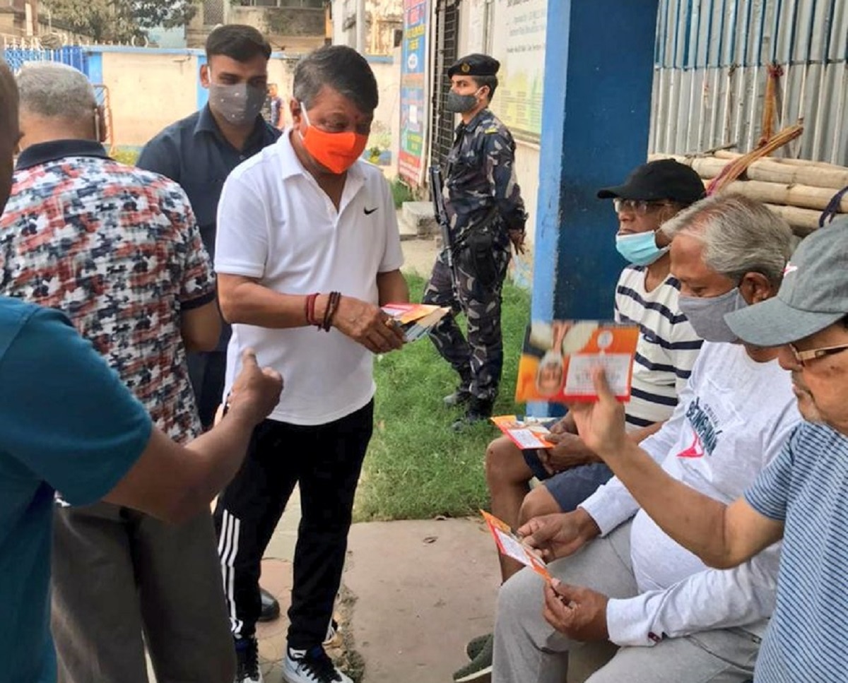 PM मोदी की रैली के लिए विजयवर्गीय लोगों को बांट रहे पर्चे