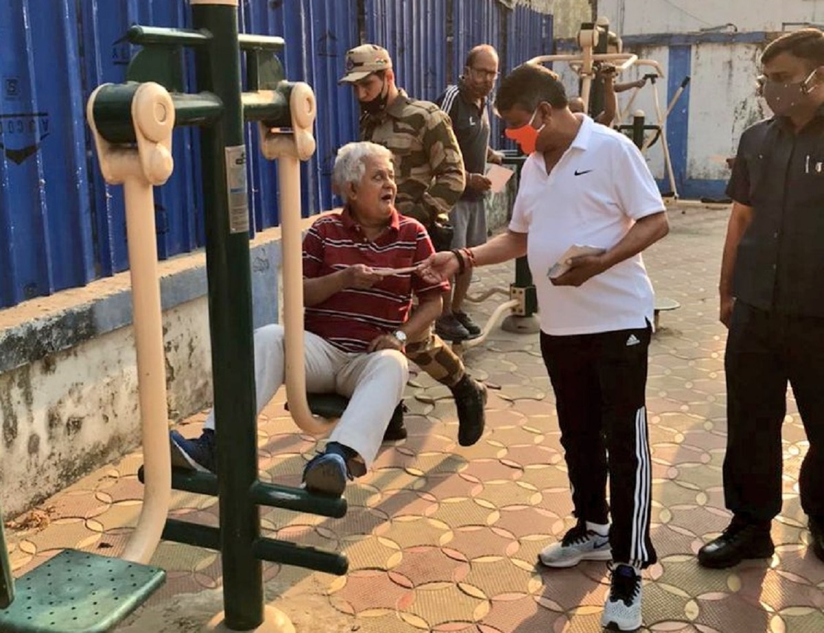 PM मोदी की रैली के लिए विजयवर्गीय लोगों को बांट रहे पर्चे