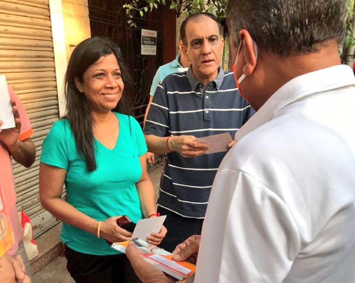 PM मोदी की रैली के लिए विजयवर्गीय लोगों को बांट रहे पर्चे