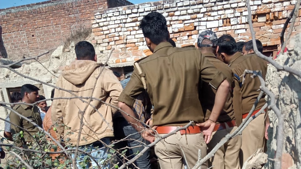 सिपाही ने कुएं में जाकर बच्ची को बाहर निकाला.