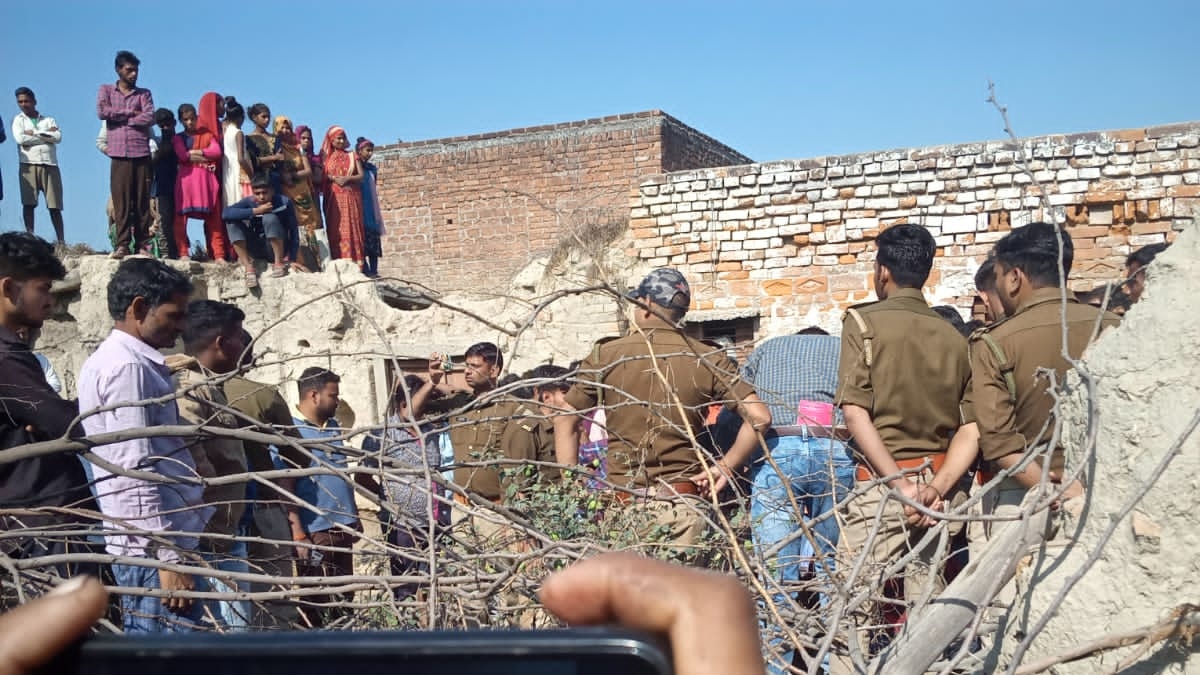 कुएं के ऊपर लकड़ी पटरा रख दिया