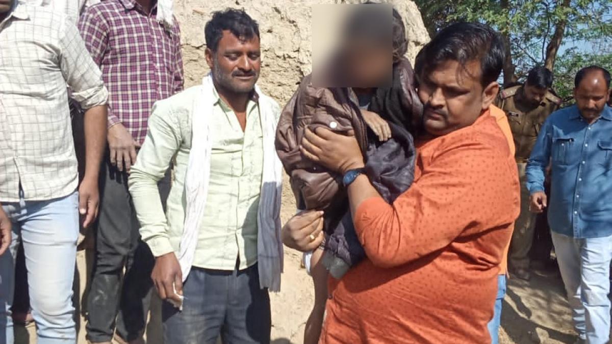 बेर तोड़ने पर 7 साल की बच्ची को पड़ोसी ने कुएं में फेंका.