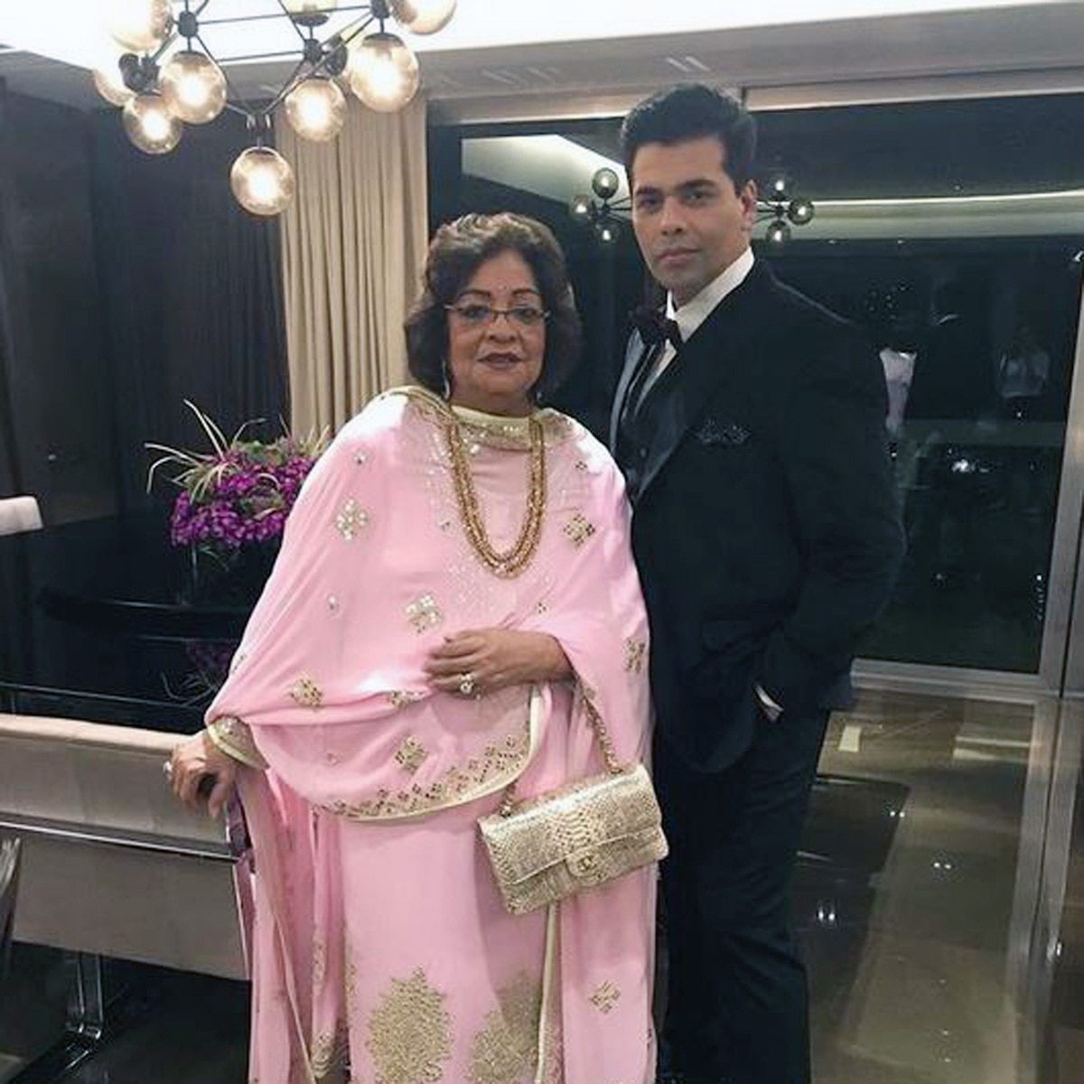 मां संग करण जौहर