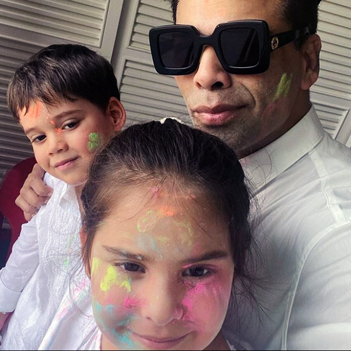 करण जौहर अपने बच्चों के साथ 