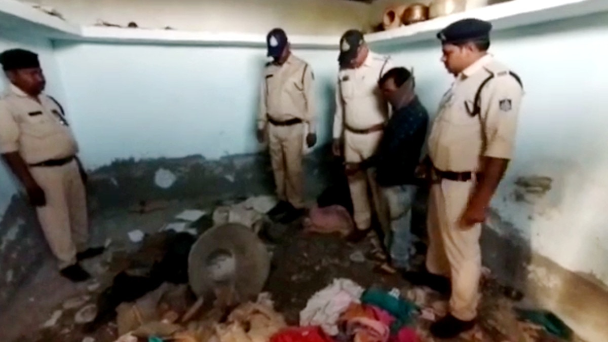 ल‍िव इन र‍िलेशनश‍िप में रहने वाली शादीशुदा मह‍िला क‍िसी तीसरे से भी बनाना चाहती थी संबंध, प्रेमी ने घर में मारकर गाड़ा