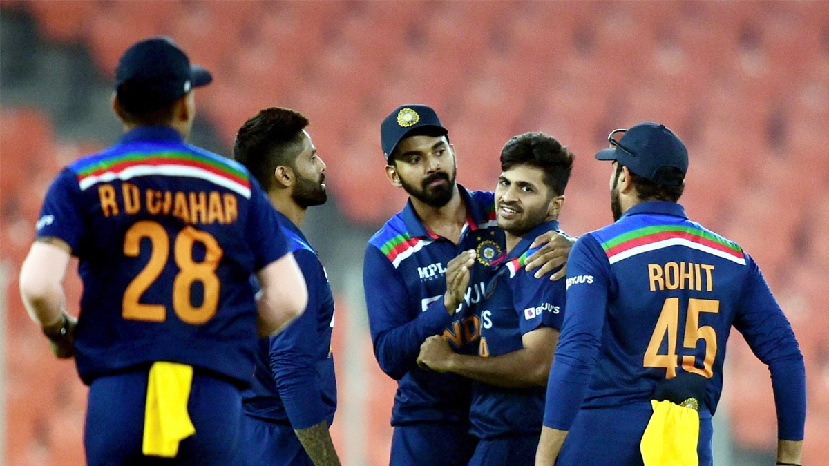 virat kohli was not on field during last overs 