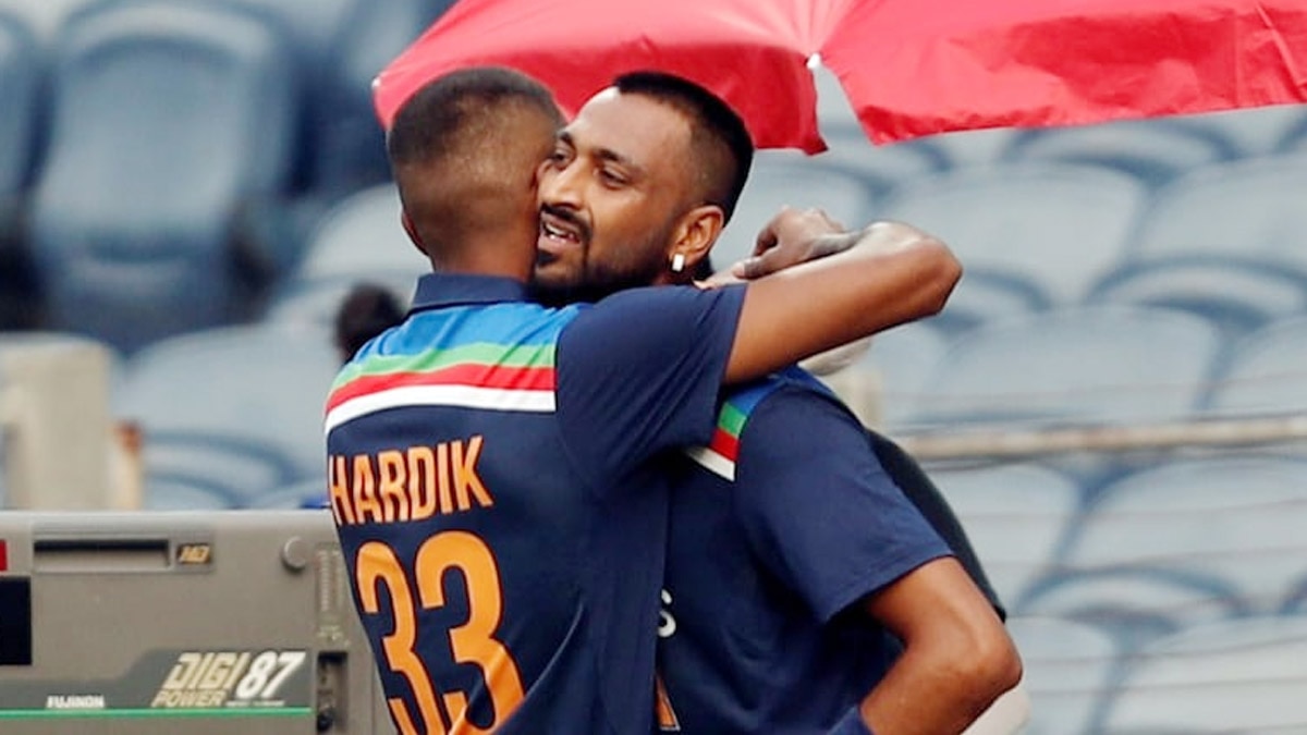 krunal pandya and tom curran involved in heated exchange