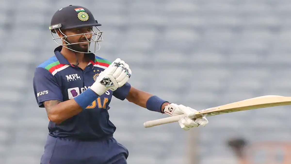 krunal pandya and tom curran involved in heated exchange