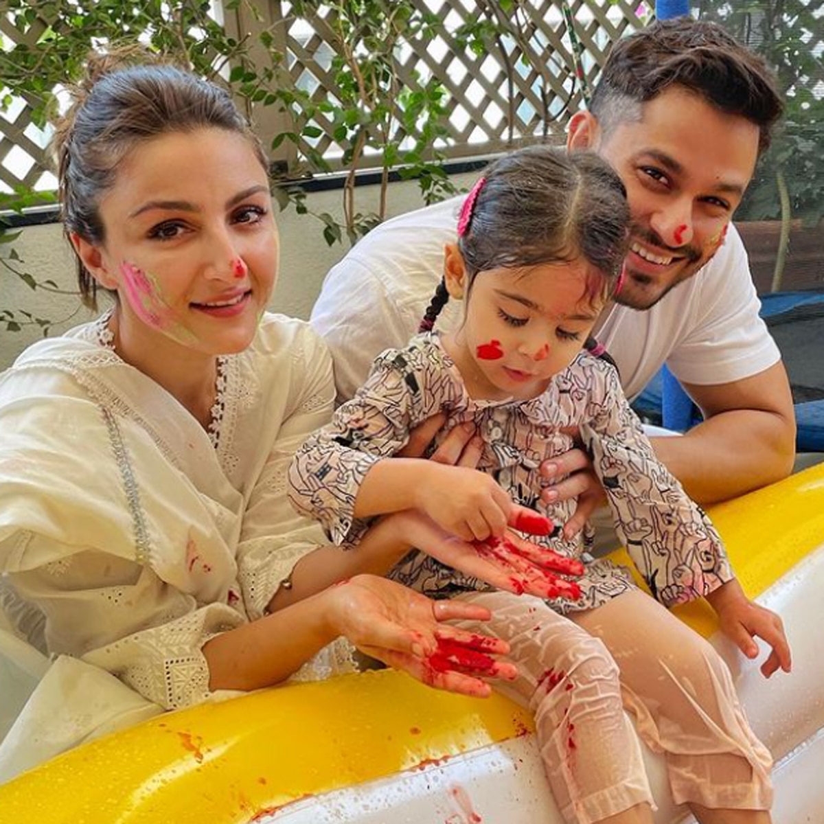 सोहा अली खान-बेटी इनाया और हसबेंड कुणाल खेमू के साथ 