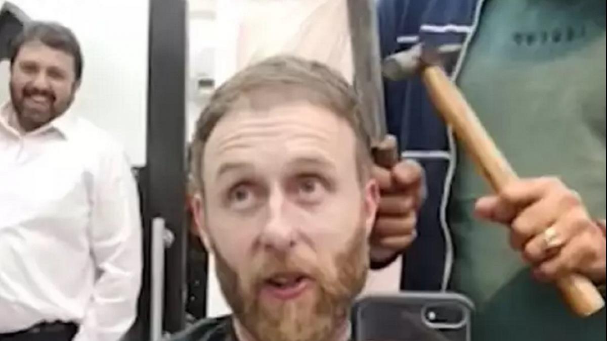 हथौड़े-चाकू से बाल काटता है यह नाई