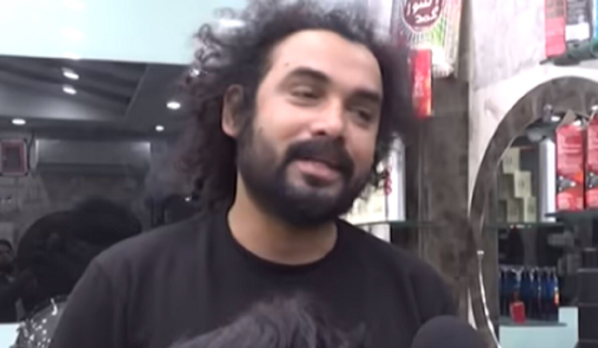 हथौड़े-चाकू से बाल काटता है यह सैलून मालिक