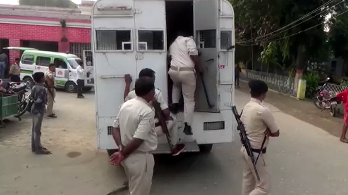  11 साल बाद पकड़ा गया सेना से र‍िटायर 'लाल वारंटी'