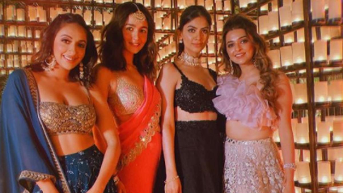 दोस्तों संग आलिया