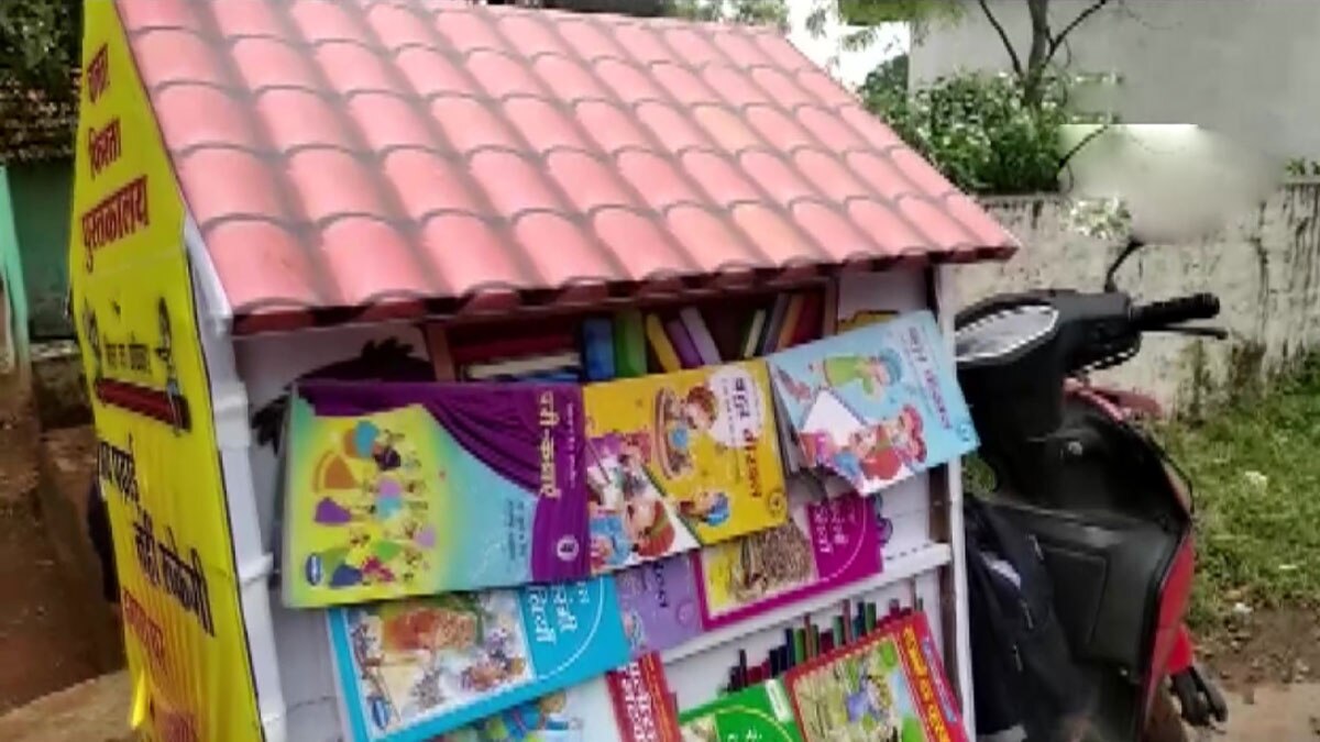 स्कूल टीचर ने बना दी चलती फिरती लाइब्रेरी 