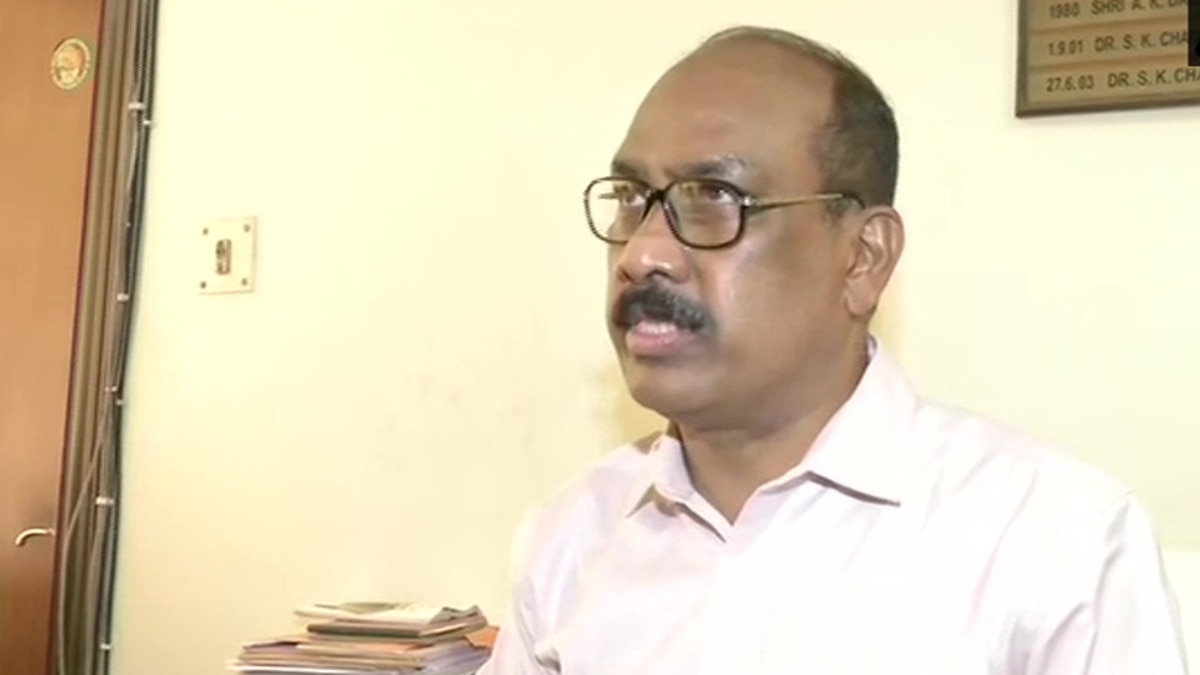 घर पर कहकर आया, टाइगर से म‍िलने जा रहा हूं...और शेर के प‍िंजरे में कूद गया शख्स 