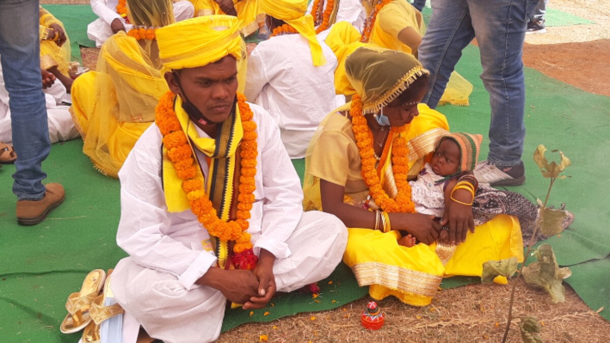  समाज में लोगों को शादी भोज खिलाने में असमर्थ रहते हैं प्रेमी जोड़ा.