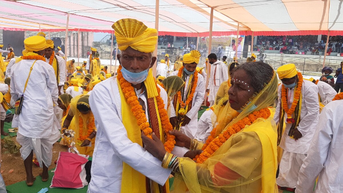  105 जोड़ों ने रचाई शादी.