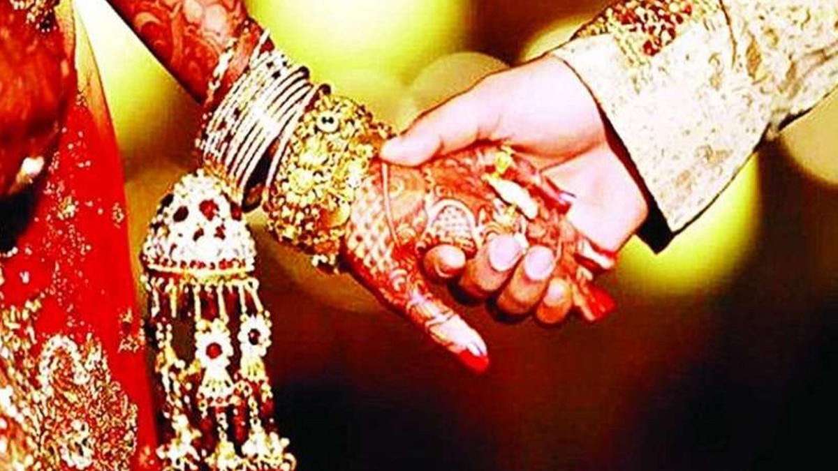 घर के दरवाजे पर बैठी प्रेम‍िका तो घरवाले ताला लगाकर भागे, घंटों बैठने के बाद प्रेमी से न‍िकाह के बाद उठी 