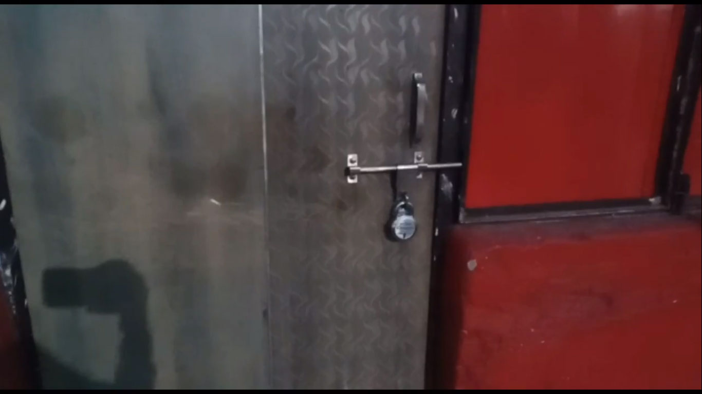 छात्रा ने मनचले की जमकर धुनाई की (फोटो- वायरल वीडियो ग्रैब)