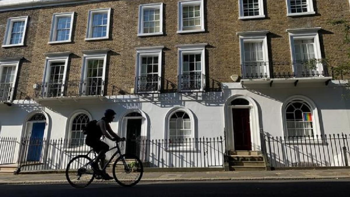 लग्जरी 3 BHK फ्लैट नहीं, इस शहर में 2 करोड़ में बिक रही कार पार्किंग की जगह