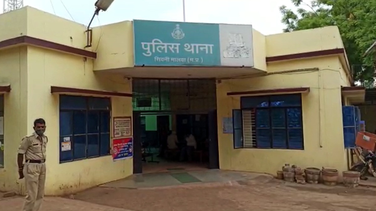 प्रेम विवाह में पुलिस बनी बाराती, थाने में हुई प्रेमी युगल की शादी