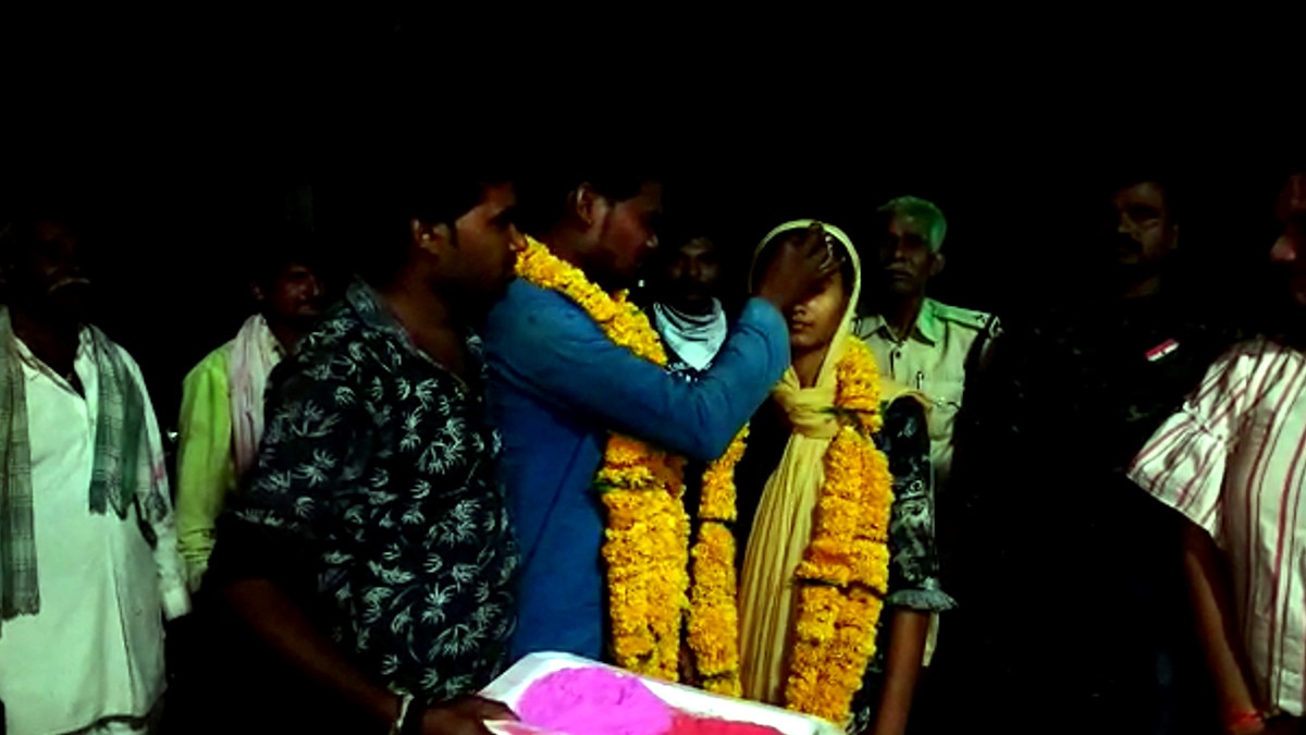 प्रेम विवाह में पुलिस बनी बाराती, थाने में हुई प्रेमी युगल की शादी