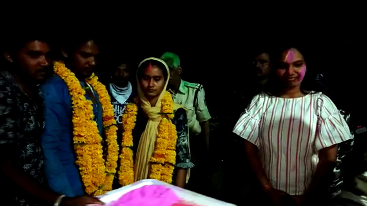 प्रेम विवाह में पुलिस बनी बाराती, थाने में हुई प्रेमी युगल की शादी