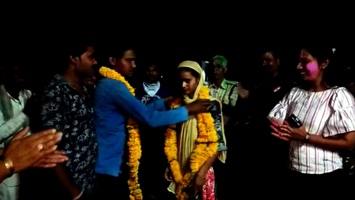 प्रेम विवाह में पुलिस बनी बाराती, थाने में हुई प्रेमी युगल की शादी